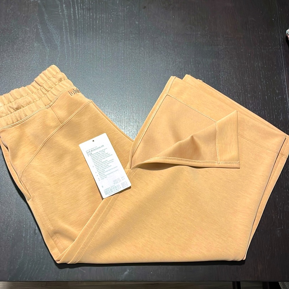 Lululemon Soft Ambitions HR Crop in Beachwood